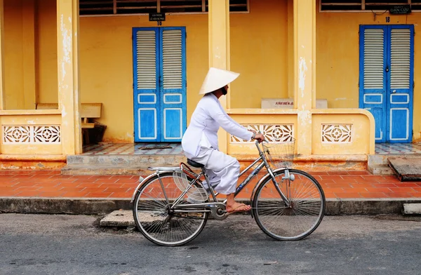 Vietnamees vrouw rijdt haar fiets — Stockfoto