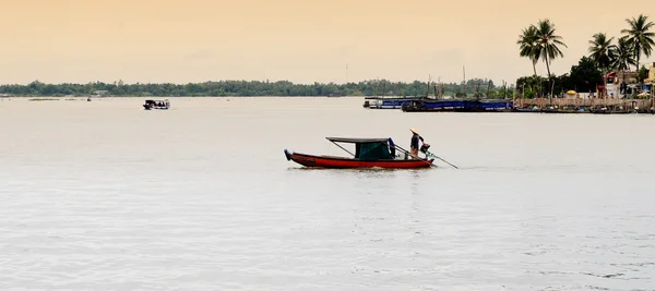Barco aislado flotando en el río Mekong — Foto de Stock