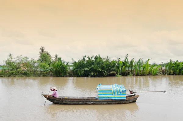 Isolate la barca galleggiante sul fiume Mekong — Foto Stock