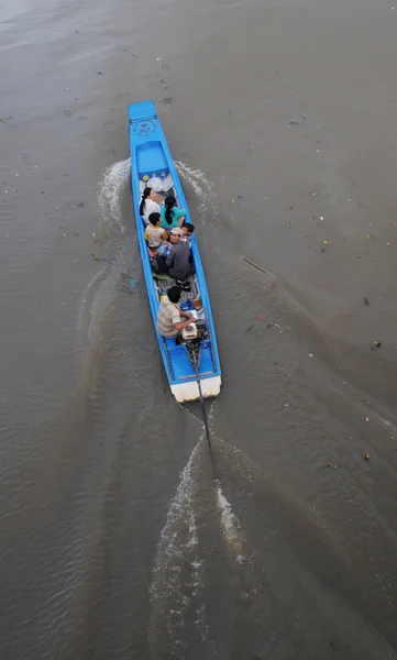 Vietnamese man rides the boat — Stock Photo, Image