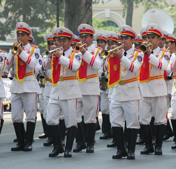 Orquesta de bronce policial en Hanoi —  Fotos de Stock