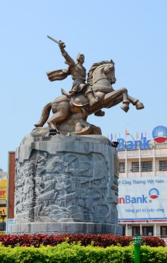 Kral Quang Trung anıt