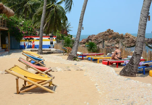 Tourists sunbathing on sand of beach — Stock Photo, Image