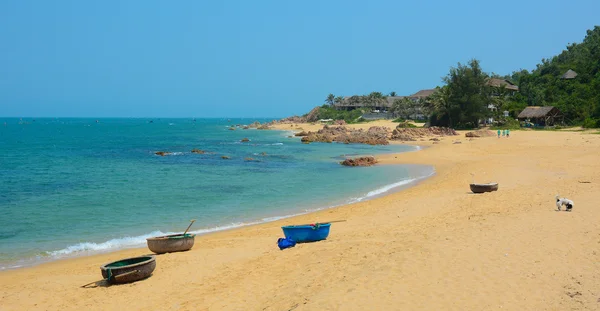 Perahu suku di pantai yang indah — Stok Foto