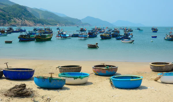 Barcos tribais na bela praia — Fotografia de Stock