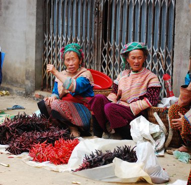 Sapa bir pazarda Hmong kadınlara