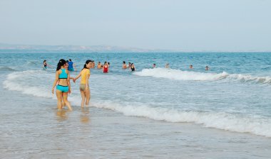 Turistler güzel plaj keyfi