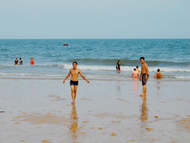 Turistler güzel plaj keyfi