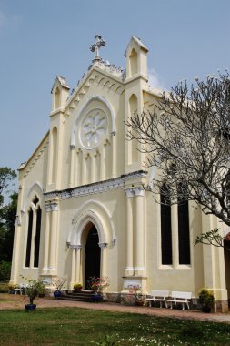 Mekong Deltası'nda eski sömürge kilise görünümünü
