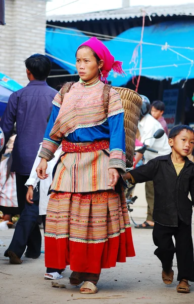 Hmong nők egy olyan piacon, a Sapa — Stock Fotó