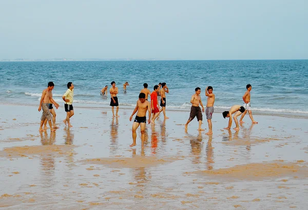 Τουρίστες απολαμβάνουν στην όμορφη παραλία — Φωτογραφία Αρχείου