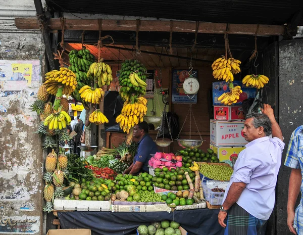 Ritratto di venditore di mercato anziano — Foto Stock