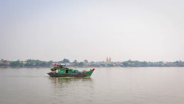 Mekong Nehri üzerinde yüzen tekne izole — Stok fotoğraf