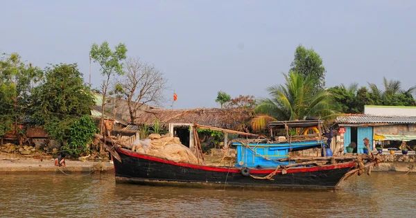 Izolovat loď plovoucí na řece Mekong — Stock fotografie