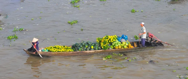 Bote de remos en el mercado flotante del río Mekong — Foto de Stock