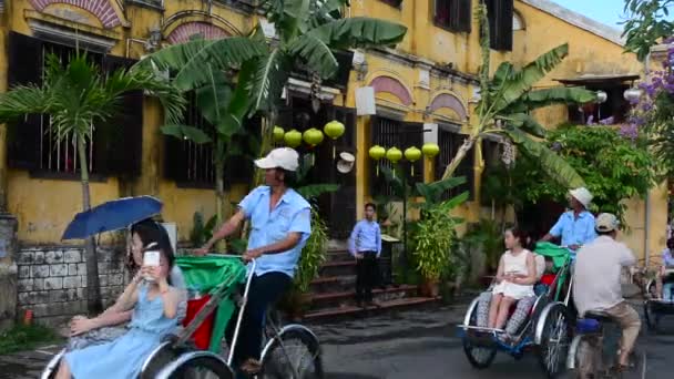 Pedicabs und Touristen auf der Straße von hoi an — Stockvideo