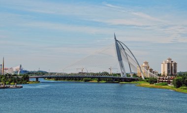Putrajaya seri Perdana Bridge'de