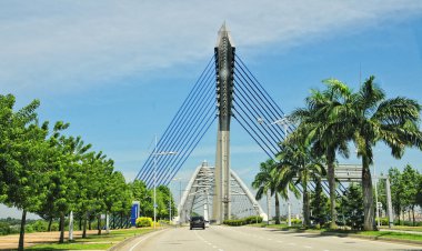 Putrajaya seri Perdana Bridge'de