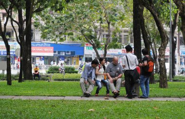 Genç insanlar vasıl belgili tanımlık park zevk