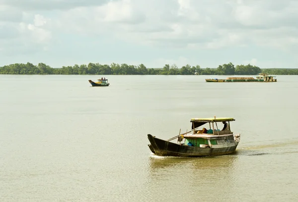 Hombre vietnamita monta un barco —  Fotos de Stock