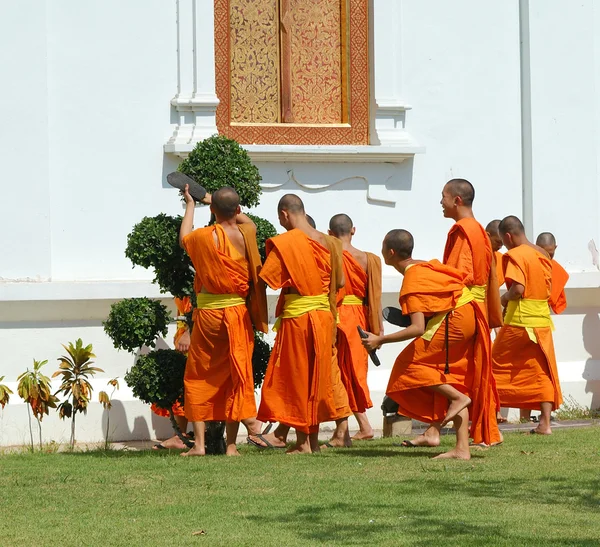 Jóvenes monjes vestidos con túnicas naranjas —  Fotos de Stock