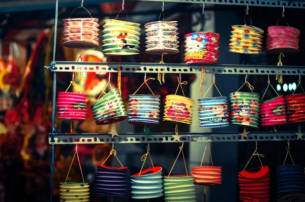 Mağazada asılı renkli fenerler