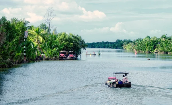 Hombre vietnamita monta un barco — Foto de Stock