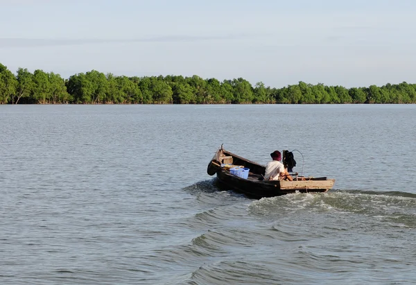 Vietnamese man rides a boat — Stock Photo, Image