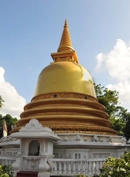 Golden stupa at Dambulla Cave Temples — Stock Photo, Image