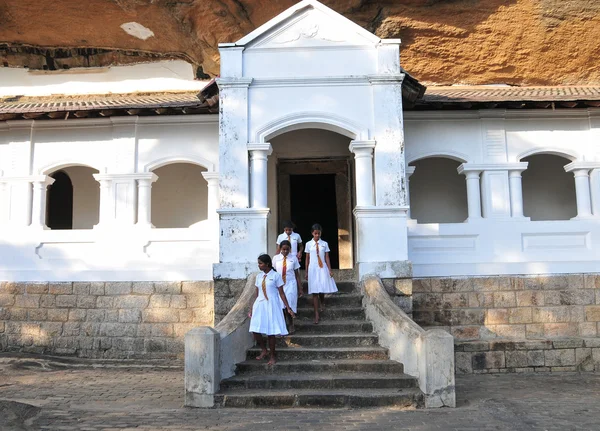 Schülergruppe am Tempel — Stockfoto