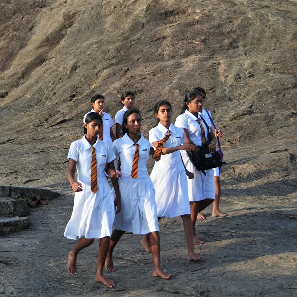 Escolas crianças depois de estudar em Kandy — Fotografia de Stock