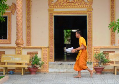 Budist rahipler bir antik Khmer Tapınağı'nda