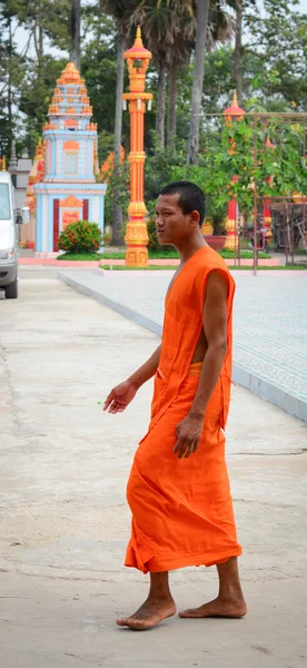 Boeddhistische monniken op een oude Khmer tempel — Stockfoto