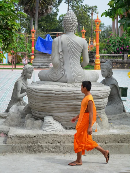 Monges budistas em um antigo templo Khmer — Fotografia de Stock