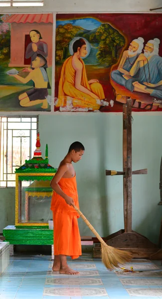 Buddhistische Mönche in einem alten Khmer-Tempel — Stockfoto