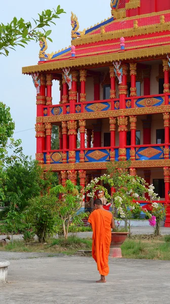 Monjes budistas en un antiguo templo Khmer —  Fotos de Stock