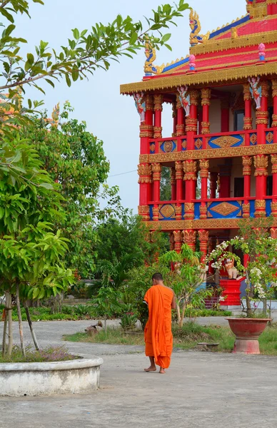 Buddhističtí mniši v starověký chrám khmerské — Stock fotografie