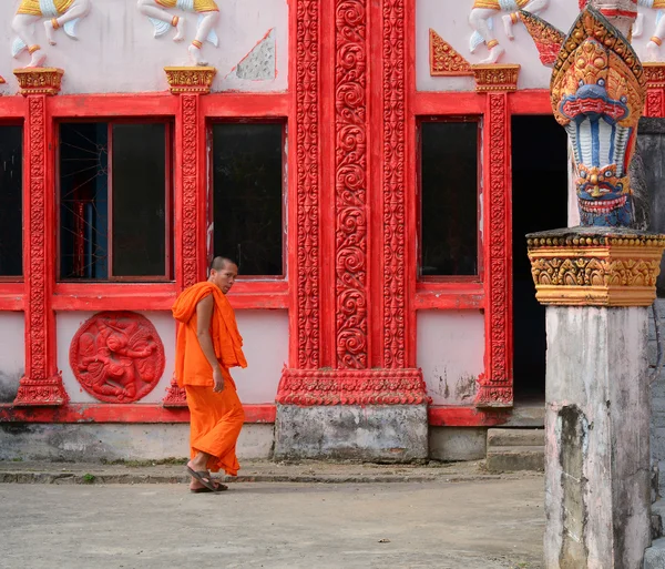 Monjes budistas en un antiguo templo Khmer —  Fotos de Stock