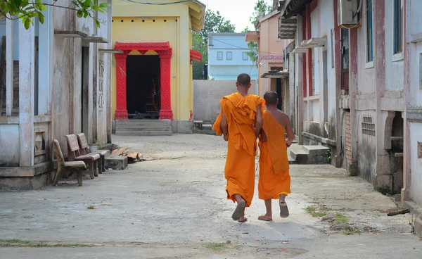 Monges budistas em um antigo templo Khmer — Fotografia de Stock