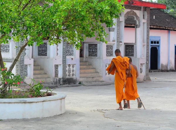 Буддийские монахи в древнем кхмерском храме — стоковое фото