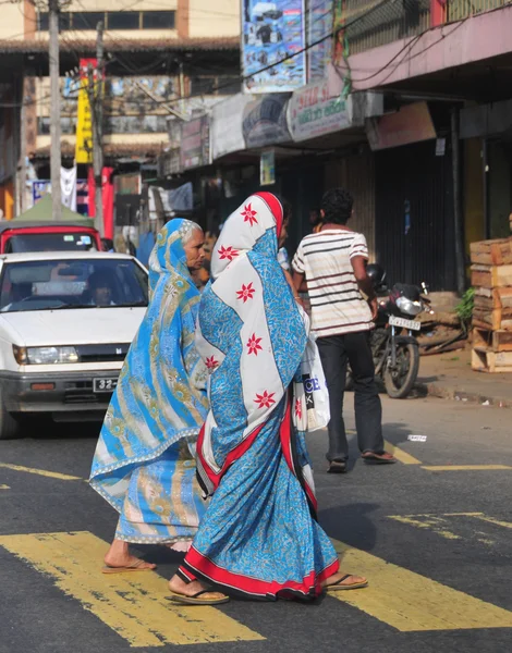 Donne vestite di sari in strada — Foto Stock