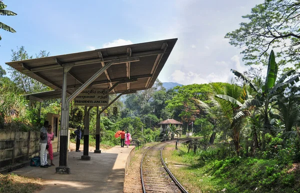 Ferrocarril y estación en Sri Lanka — Foto de Stock