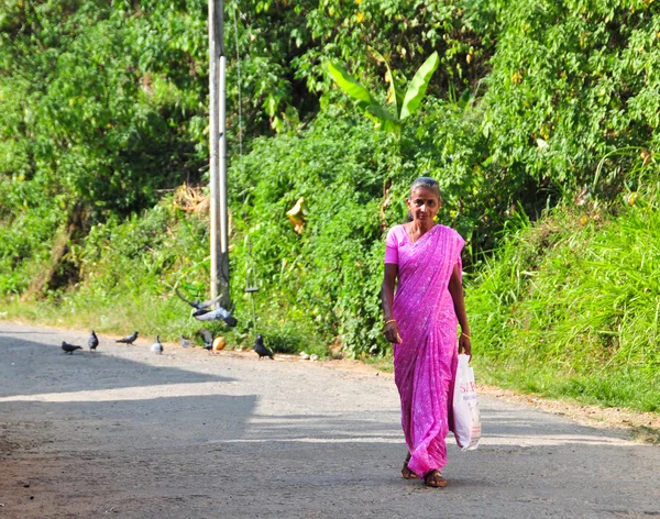 Mulheres vestidas de sari na rua — Fotografia de Stock