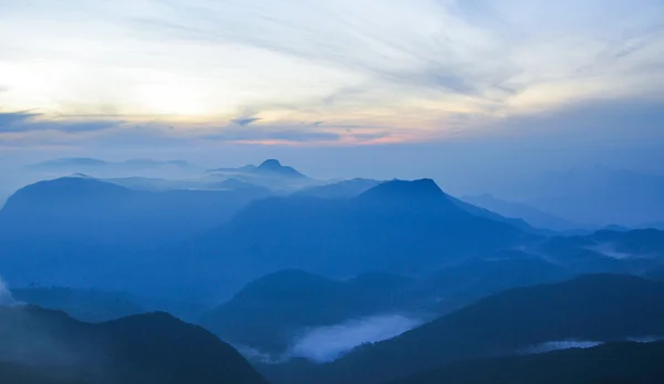 Berg en wolken — Stockfoto