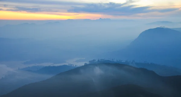 Berg en wolken — Stockfoto