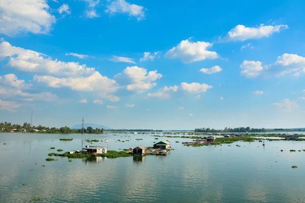 Skupina plovoucí dům na jezeře v jižním Vietnamu — Stock fotografie