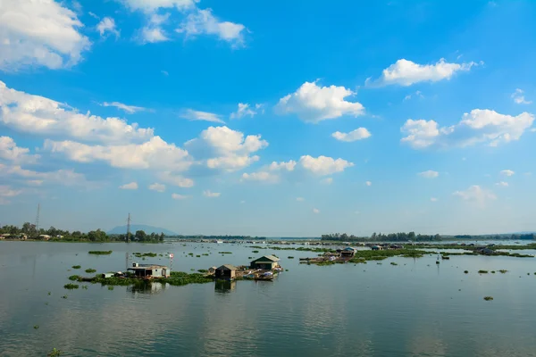 Grupo de casa flutuante no lago no sul do Vietnã — Fotografia de Stock