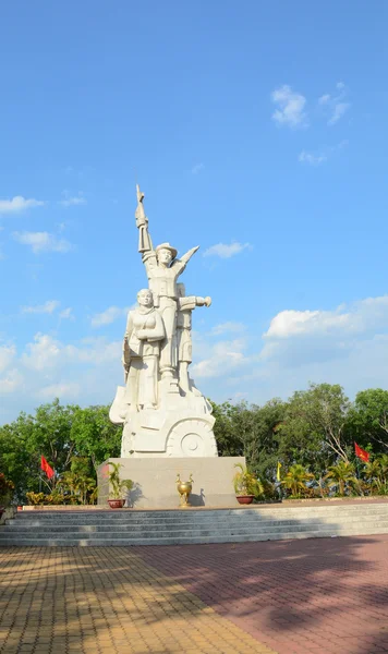 Statue and monument of Vietnamese soldier — Stock Photo, Image
