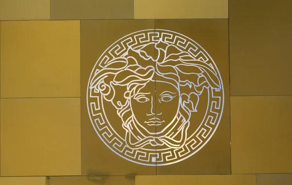 Zamknij się z logo marki Versace — Zdjęcie stockowe