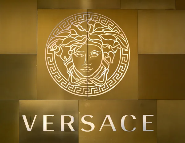 Gros plan du logo de la marque Versace — Photo